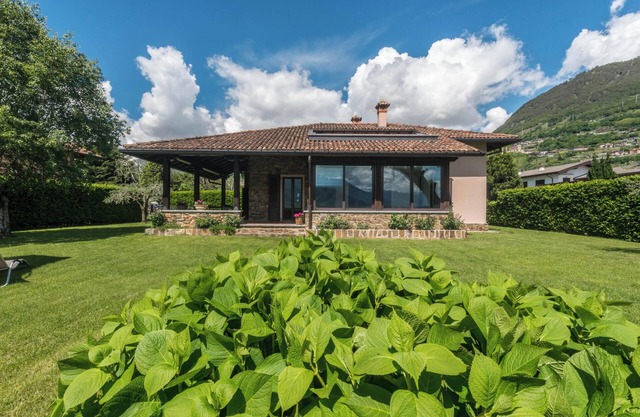 Apartment "Villa Rita Superiore" with Lake View, Garden and Pool