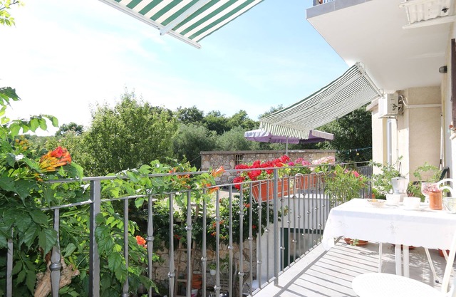 Apartment Volarić (10053-A1) - Risika