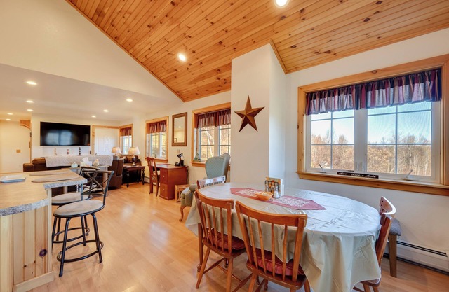 Apartment w/Balcony & Lake View in Newport!