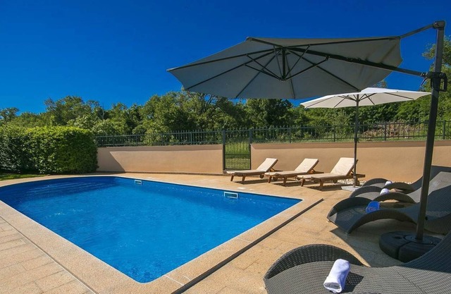 Apartment with common pool near the sea