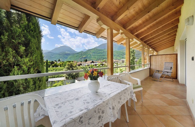 Apartment "Weinsepphof 5" with Mountain View, Pool, Wi-Fi, Garden & Balcony