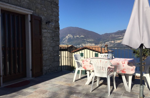 Apartment with lake view, in a quiet area with garden and terrace