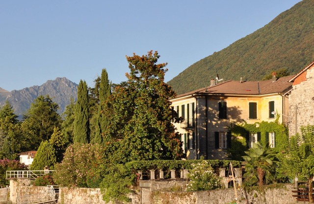 Apartment with garden, direct access to the lake in ancient villa