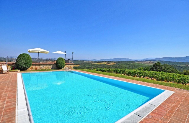 Apartment with pool, WIFI, TV, pets allowed, panoramic view, parking, close to Greve In Chianti