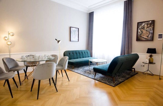 Apartment with 2 Bedrooms and Balcony - Naschmarkt