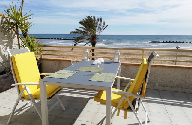 Apartment with a big terrace & wonderful views to the beach and swimming pool