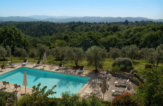 Apartment with A/C, pool, WIFI, TV, terrace, panoramic view, parking, close to Greve In Chianti