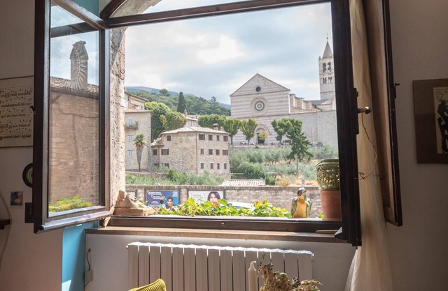 Apartment with a view of the Basilica of St. Clare, historic center of Assisi