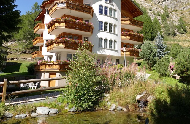Apartment with balconies in all directions and views of the mountain world