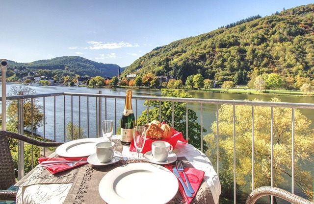 Apartment with balcony directly on the banks and with a view of the Moselle