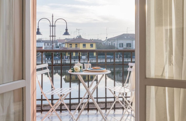 Apartment with balcony on the Po river