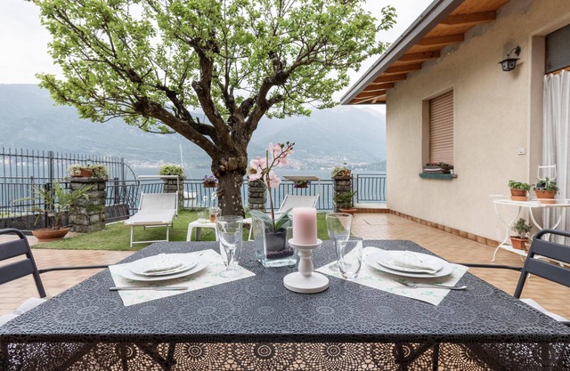 APARTMENT WITH BEAUTIFUL GARDEN OVERLOOKING DIRECTLY ON THE LAKE