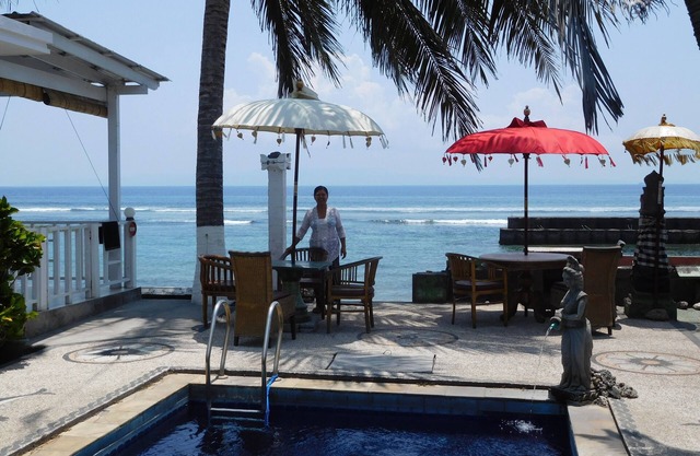 Apartment with beautiful garden 20 meters from beach with shared pool