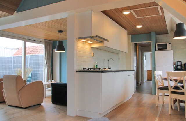 Apartment with breakfast, beach and center within walking distance.