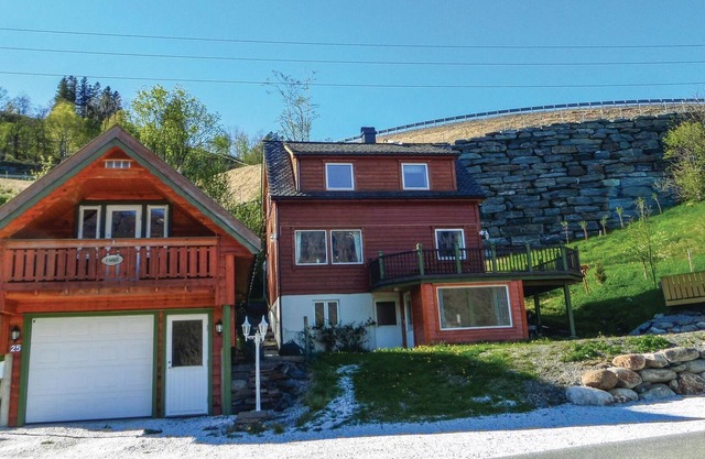 Apartment with charm, beautifully located overlooking the lake Stordalsvatnet and mighty mountains.