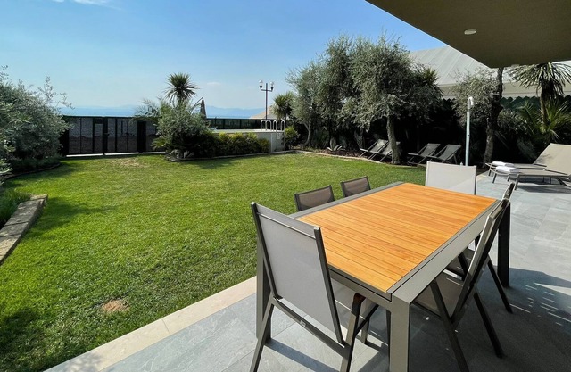Apartment with direct access to the lake. Garden and private pool!