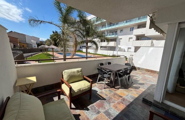 Apartment with direct access to the pool and 3 minutes from the beach! Close to all amenities!