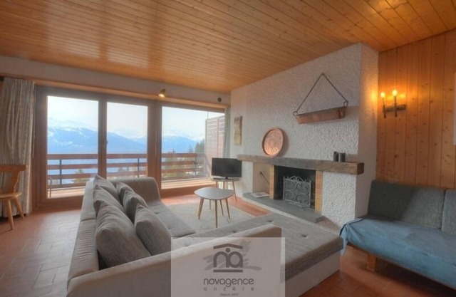 Apartment with entrance corridor, 1 bedroom with 2 single beds, 1 bedroom with 2 bunk beds, 1 bathro