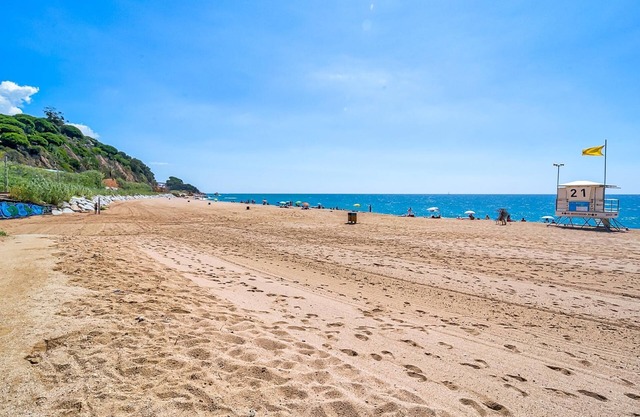 Apartment with sea views and beach access