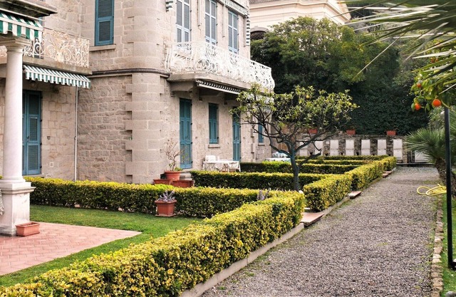 apartment with garden in historic building with large park