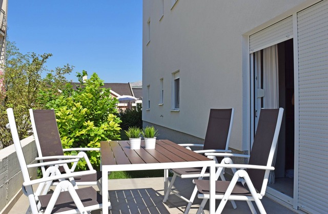 Apartment with garden/two bedrooms, wifi, private parking, near the beach