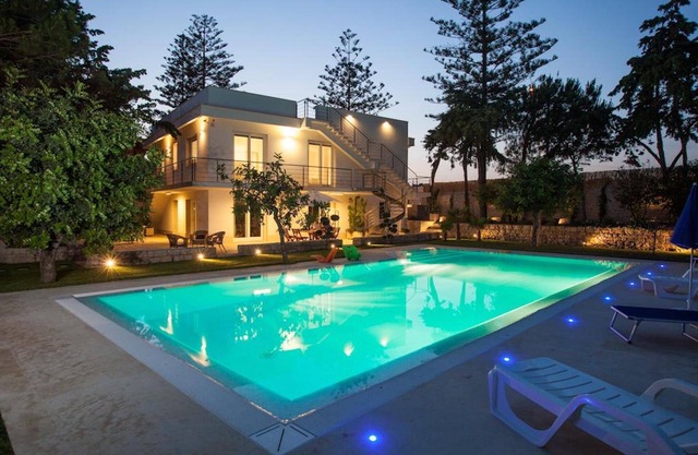 Apartment with heated saltwater pool, private garden, air conditioning, WiFi