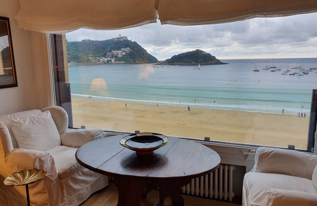 APARTMENT WITH INCREDIBLE VIEWS TO LA CONCHA!