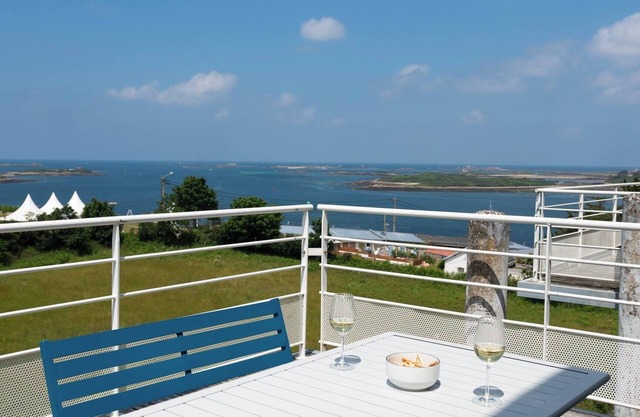 Apartment with incredible sea view on the Aber Wrac'h 5 minutes walk from the port and the beach