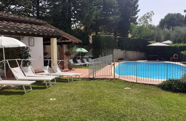 APARTMENT WITH LARGE PRIVATE GARDEN IN FRONT.IDEAL FOR RELAXING