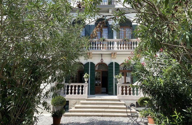 Apartment with garden in a period villa on the seafront