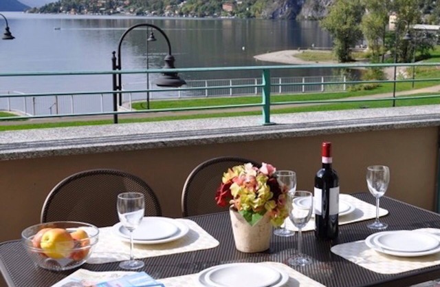 Apartment with lake view