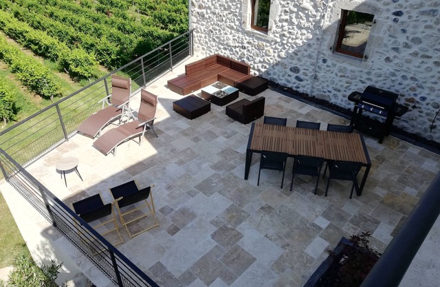 Apartment with large terrace in the heart of the vineyards. Pets allowed!
