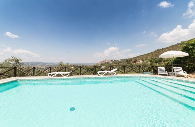 Apartment with pool 20 minutes' drive from Assisi's historic center