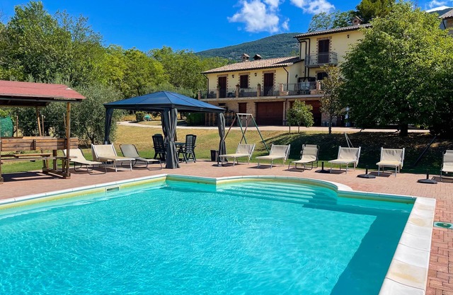 Apartment with private pool and large park - near Assisi