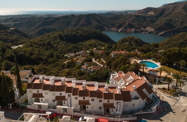 Apartment with private terrace and panoramic views, Balcones del Lago, Istán