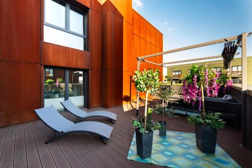 Apartment with private terrace by NEARTO PL