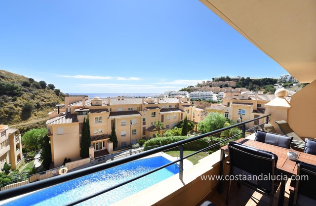 Apartment with sea view and communal pool, 7 minute drive from the beach!