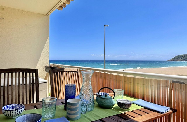 Apartment with sea view, fist line from the sea. A/C. Parking place.
