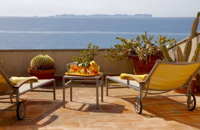 Apartment with Sea view , terrace, Wifi, spacious and bright