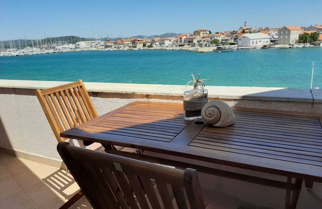 Apartment with sea view and next to the beach (20m)