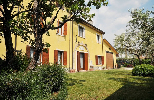 APARTMENT WITH SEPARATE ENTRANCE WITH PRIVATE GARDEN