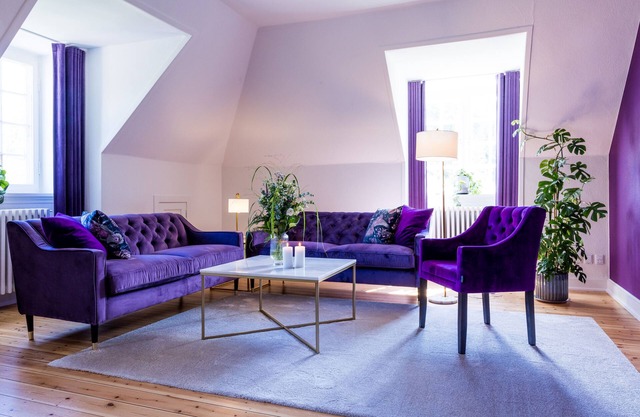 Apartment with small balcony, beautiful views of park and castle