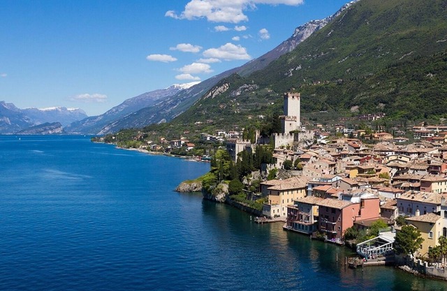 Apartment with spectacular lake view, large garden, 30m. from the beach