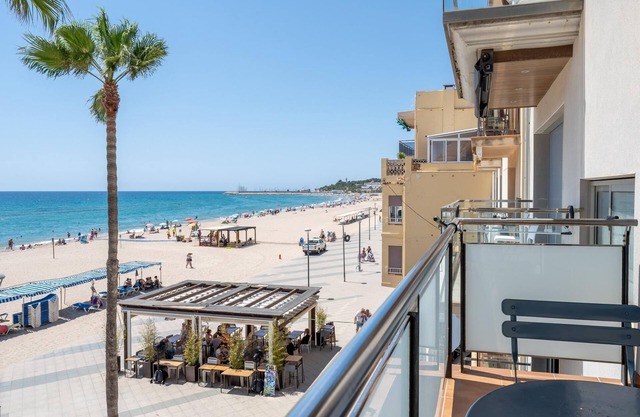 Apartment with terrace and frontal sea views