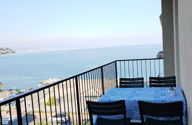 Apartment with terrace facing the sea