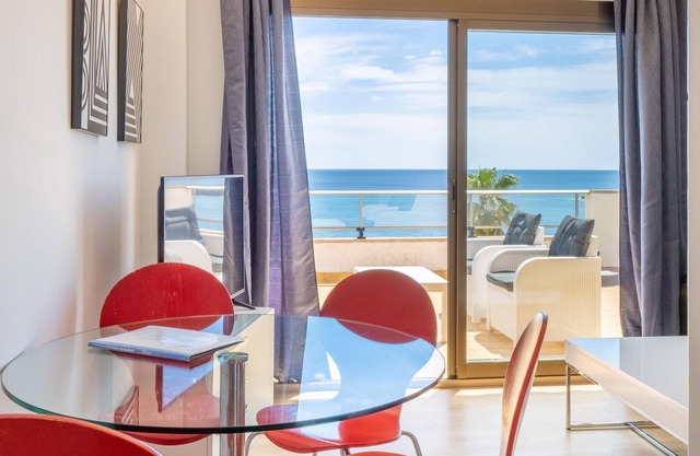 Apartment with terrace by the beach with sea viewh - Antic 302