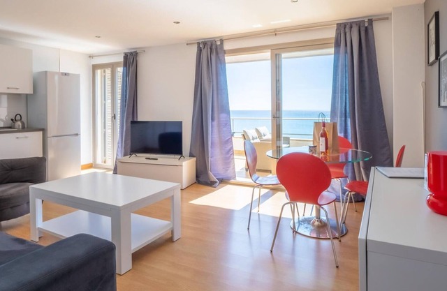 Apartment with terrace by the beach with sea view - Antic 201