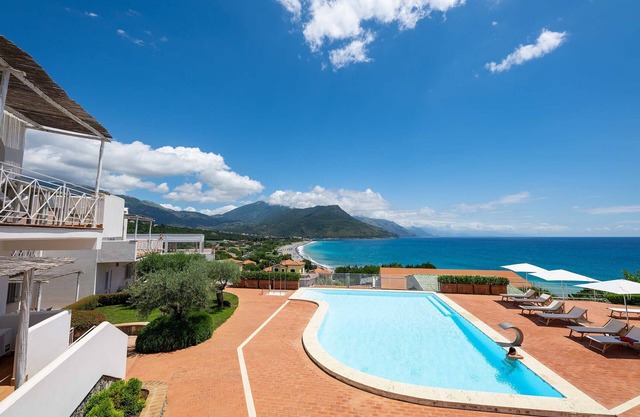 Apartment with terrace. Shared pool. 150 metres from beach
