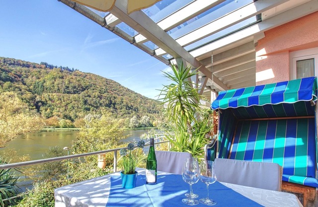 Apartment with terrace on the banks and with a view of the Moselle