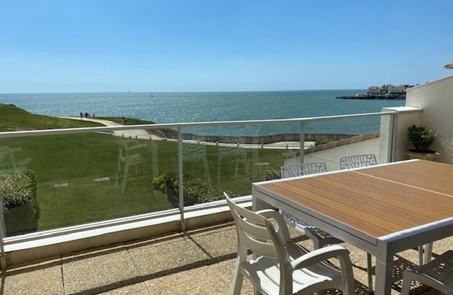 Apartment with terrace, ocean view and parking in Royan